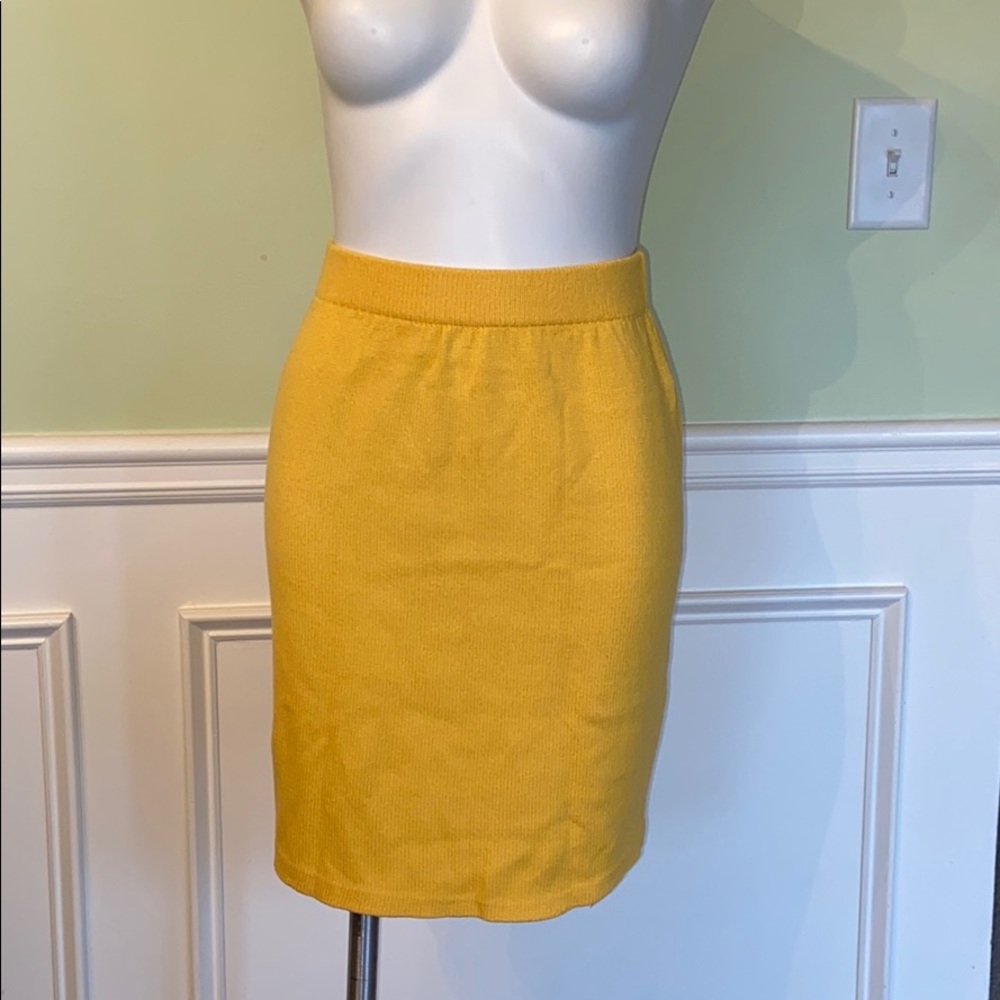 St. John yellow knit skits size 4
